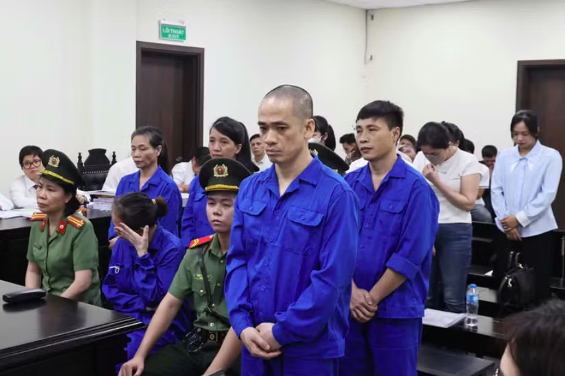 hơn nửa tỷ USD,  qua bi&ecirc;n giới ảnh 1