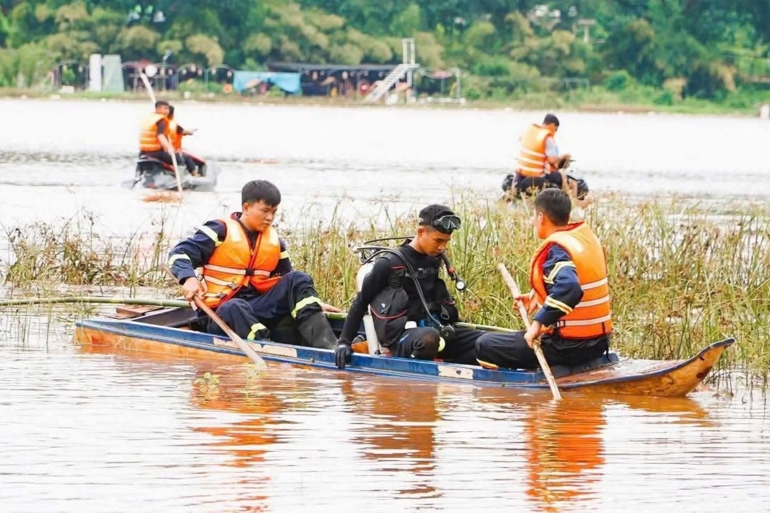 Tìm thấy thi thể nghi phụ nữ bị nước cuốn cùng ôtô