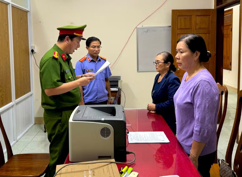 Khởi tố 6 cựu giáo viên rút 500 triệu đồng từ ngân sách