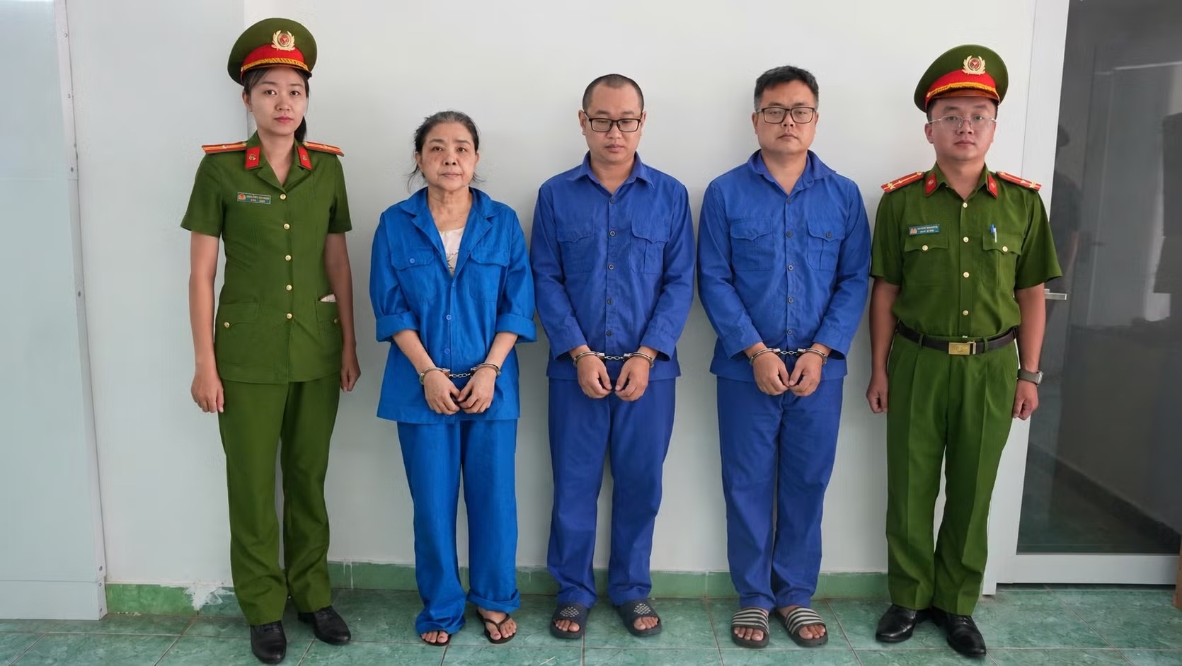 Ba người bị bắt tạm giam vì in lậu 21.000 quyển sách