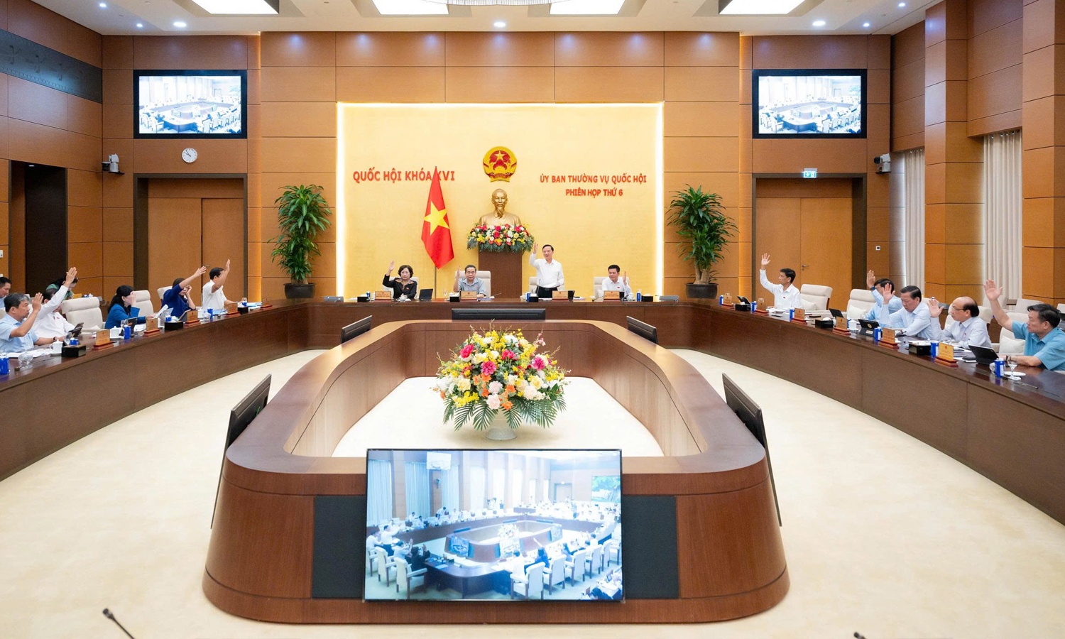thẩm ph&aacute;n ảnh 2