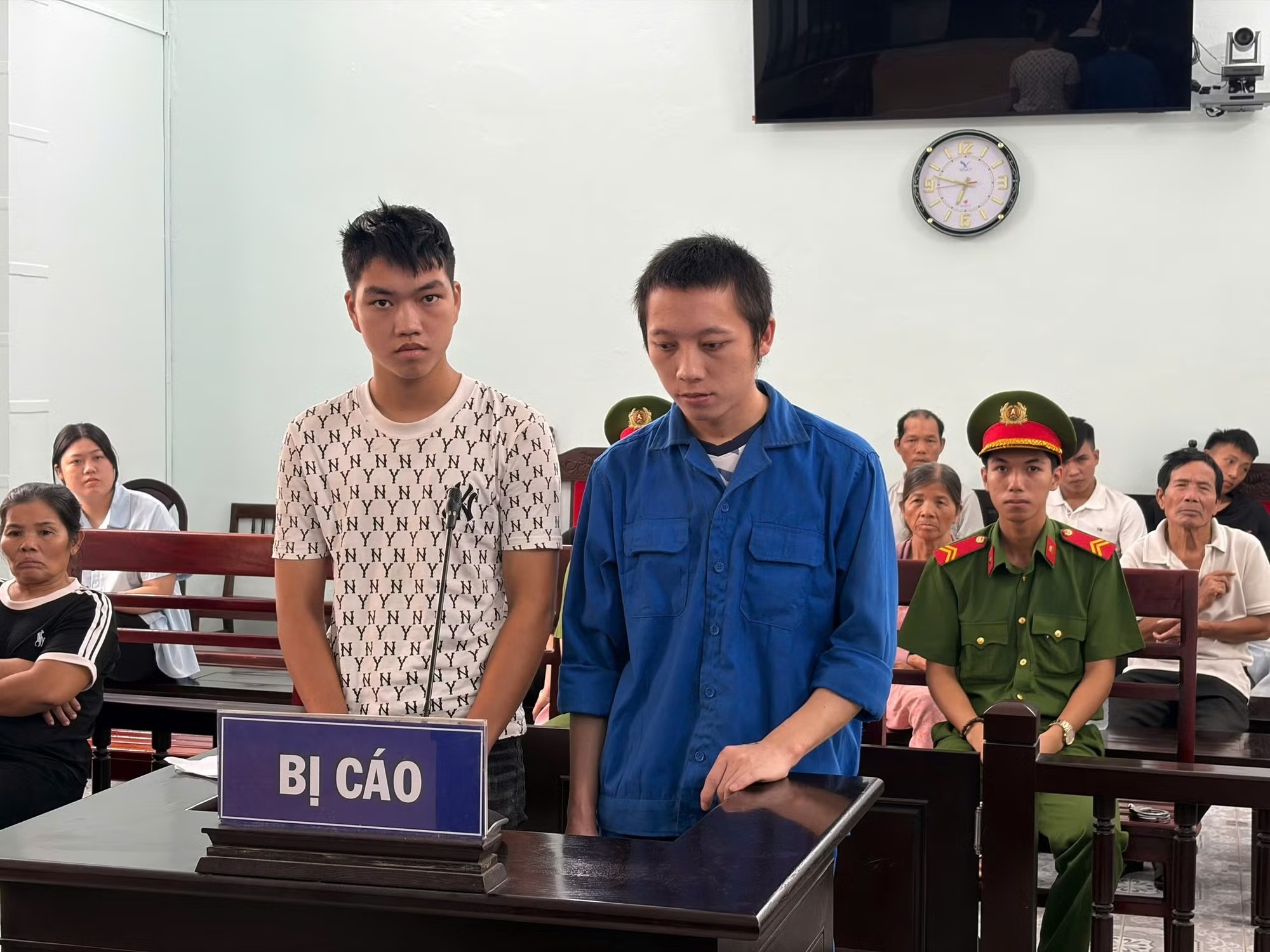 Vô cớ ném vỏ chai bia vào mặt người đi đường