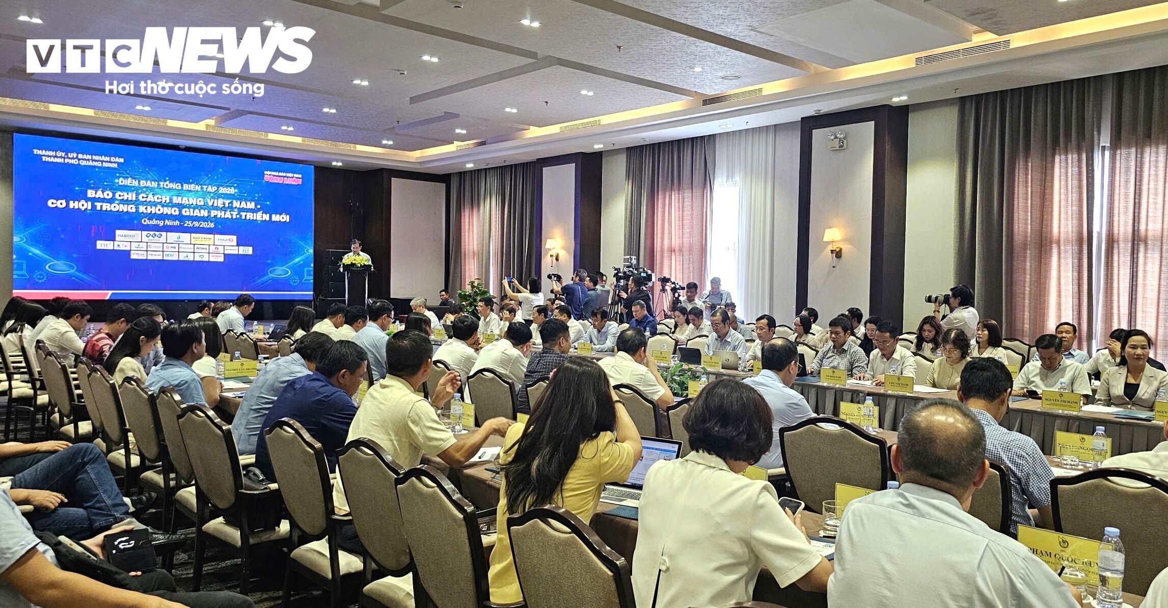 diễn đ&agrave;n b&aacute;o ch&iacute; ảnh 2