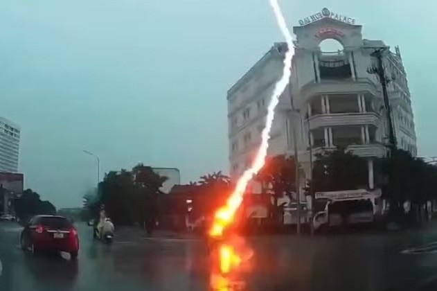 Người phụ nữ bị sét đánh nguy kịch khi đang đi xe máy
