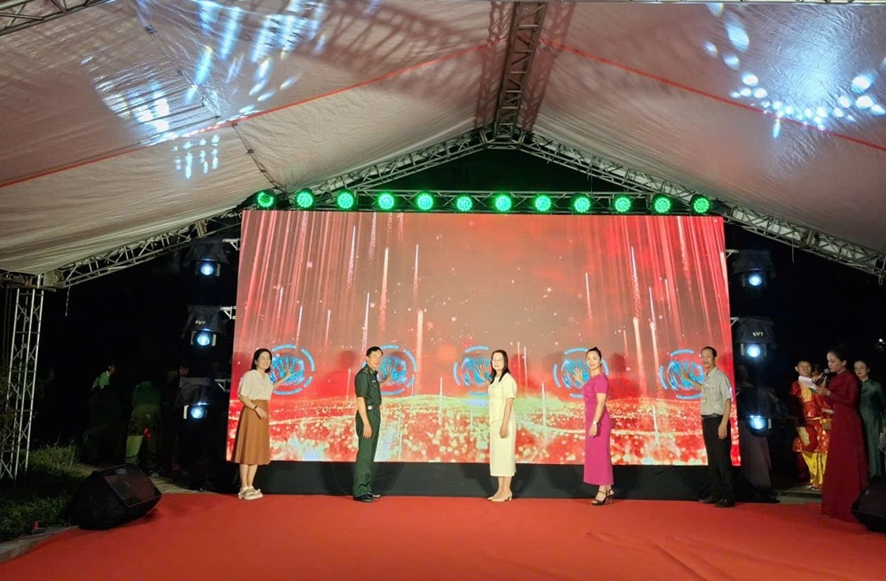 Huỳnh Th&uacute;c Kh&aacute;ng ảnh 1