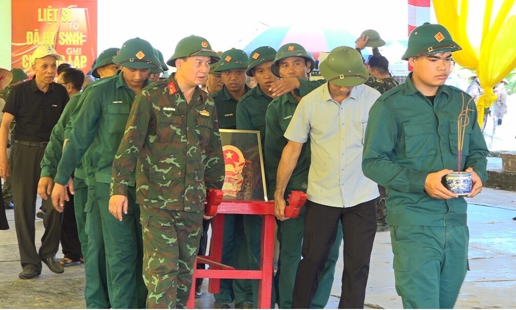 Khai quật hố chôn tập thể, tìm thấy 21 bộ hài cốt liệt sĩ, đồng bào