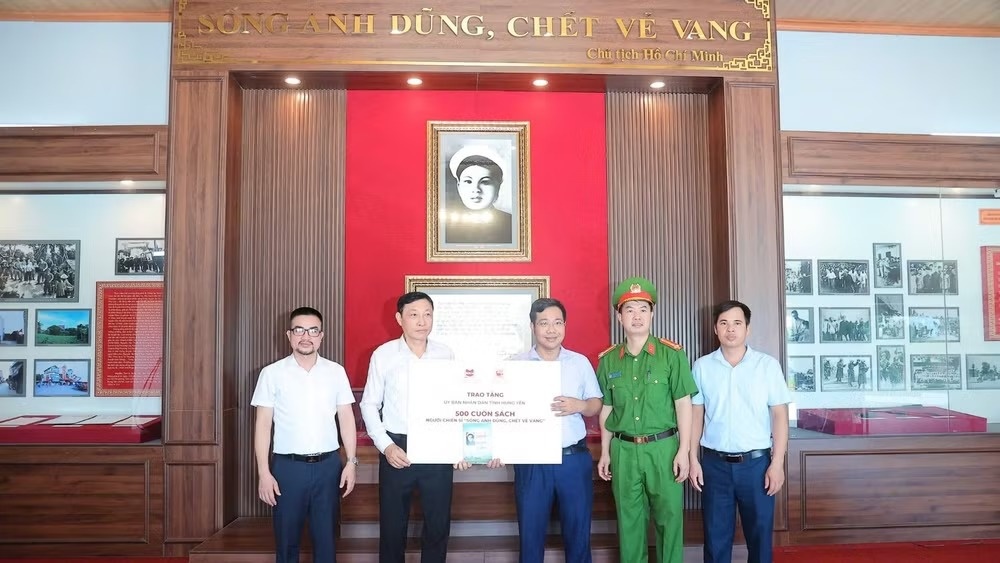 Trao tặng 500 cuốn sách về AHLLVT, liệt sĩ Bùi Thị Cúc tại Hưng Yên