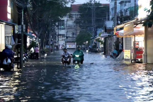 Mưa lớn kết hợp triều cường gây ngập sâu nhiều tuyến đường ở Vĩnh Long