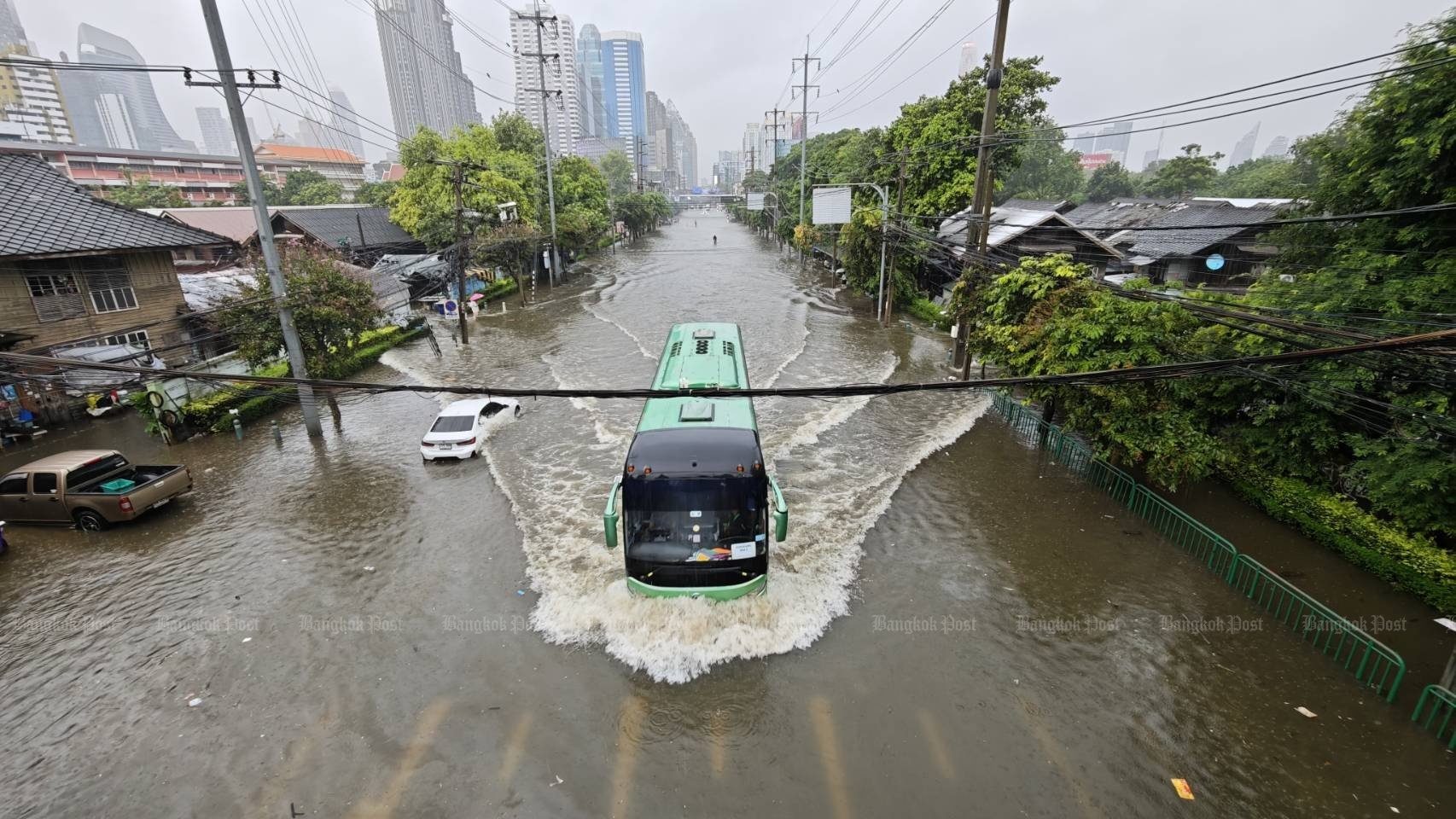 Vì sao mưa lớn, ngập lụt xuất hiện dồn dập ở nhiều nơi trên thế giới?
