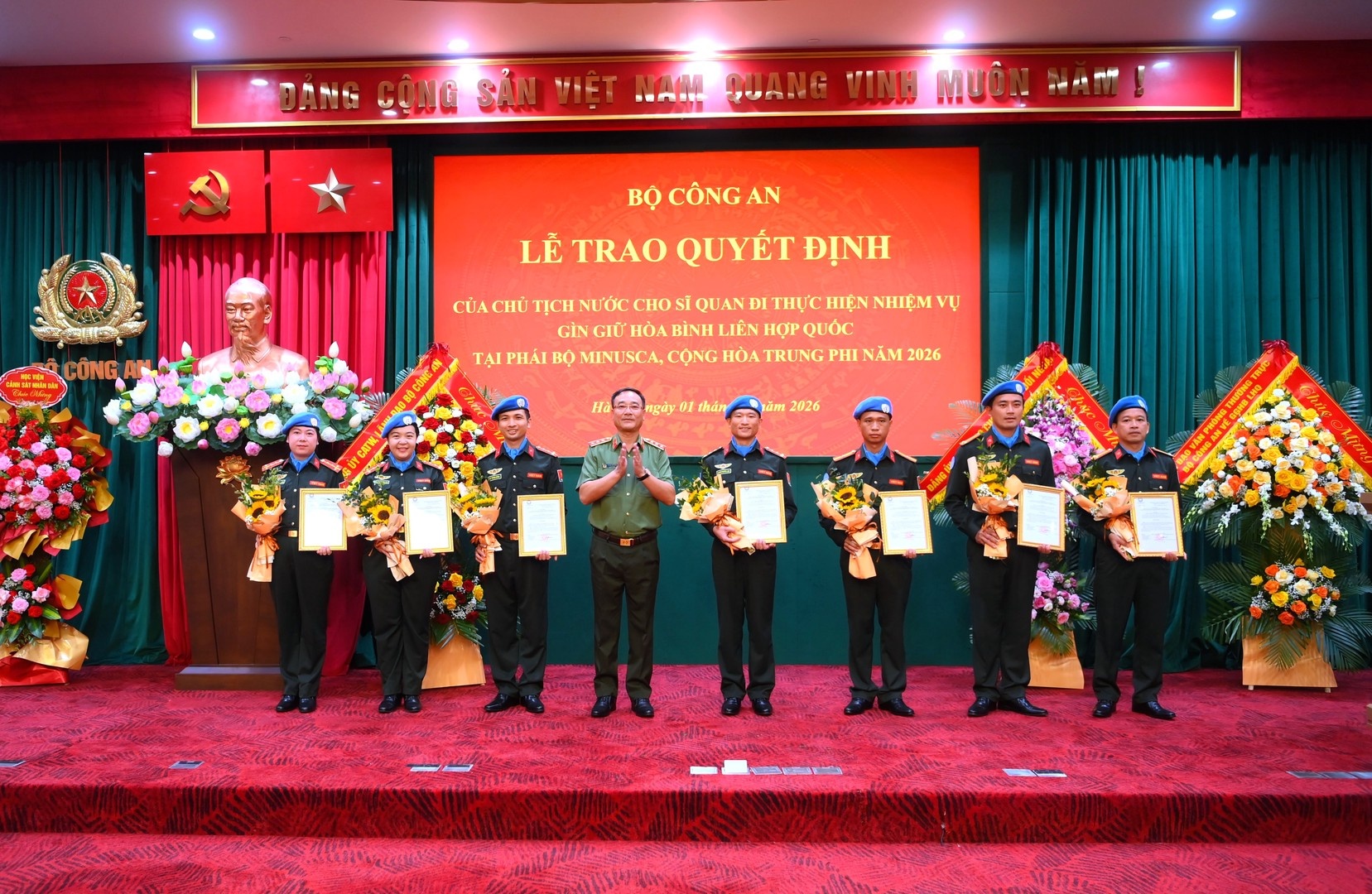 g&igrave;n giữ h&ograve;a b&igrave;nh ảnh 1