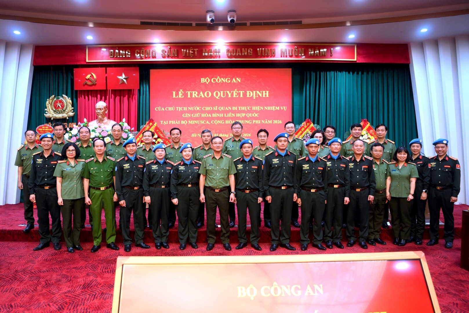 g&igrave;n giữ h&ograve;a b&igrave;nh ảnh 3