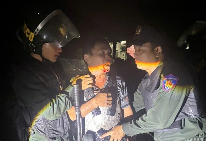 Người đàn ông mặc áo giáp tự chế, dùng dao tấn công 2 cán bộ công an