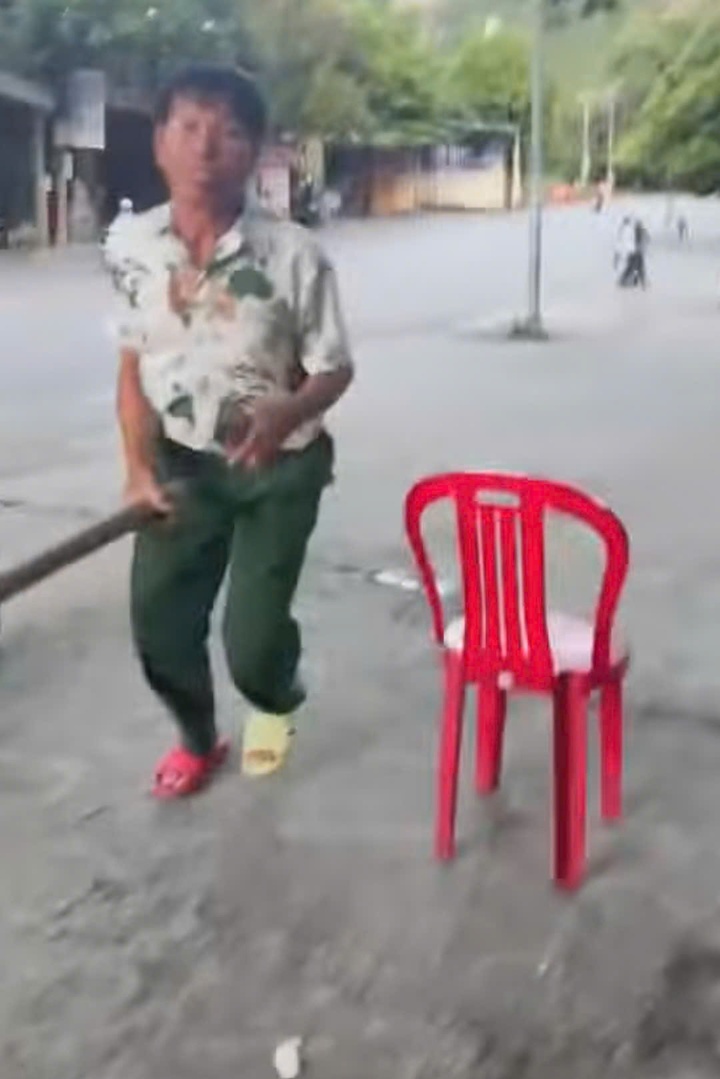Nh&acirc;n vi&ecirc;n qu&aacute;n d&ecirc; ảnh 2