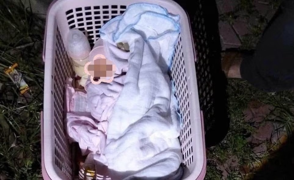 Bé gái bị bỏ bên đường cùng lá thư xin lỗi của mẹ