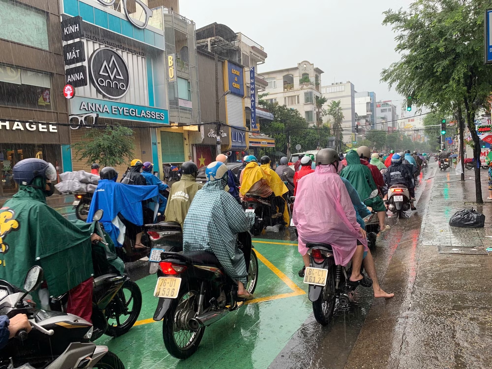 &ugrave;n tắc giao th&ocirc;ng ảnh 4