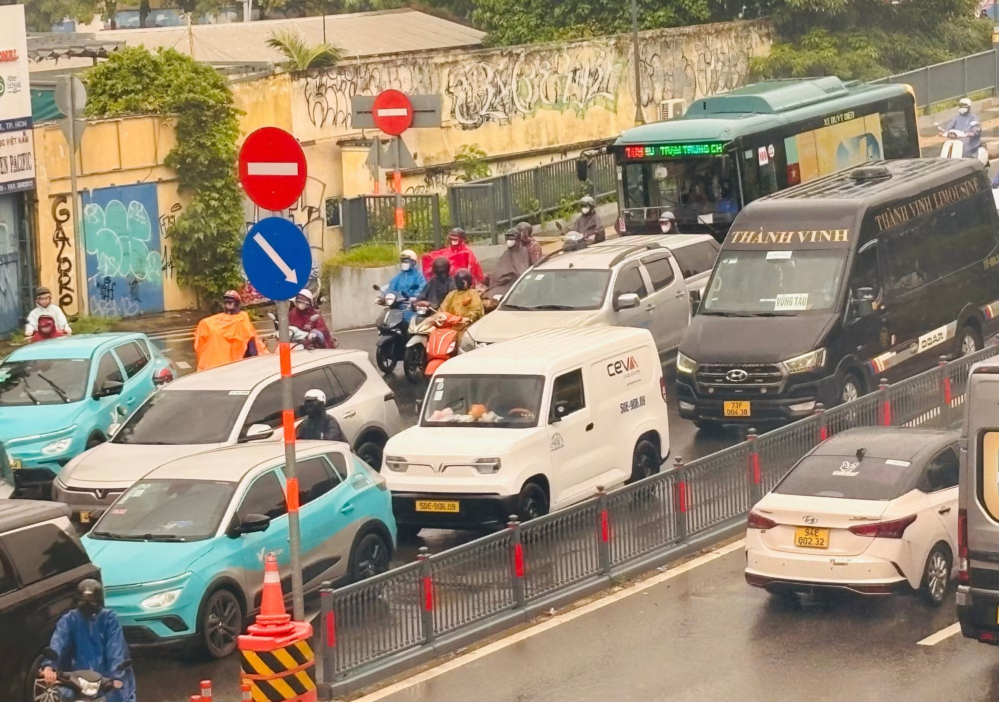 &ugrave;n tắc giao th&ocirc;ng ảnh 1