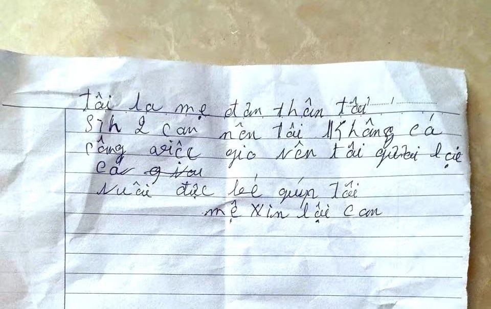 b&eacute; g&aacute;i bị bỏ rơi ảnh 2