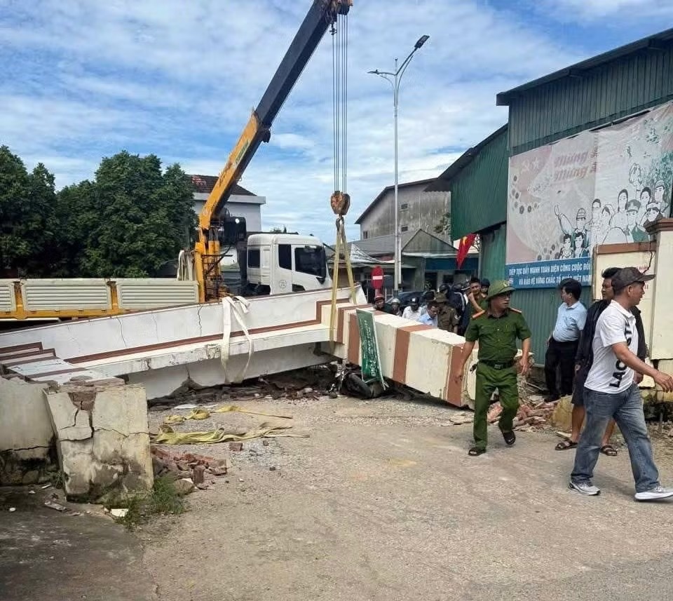Xe cẩu va cổng l&agrave;ng ảnh 1