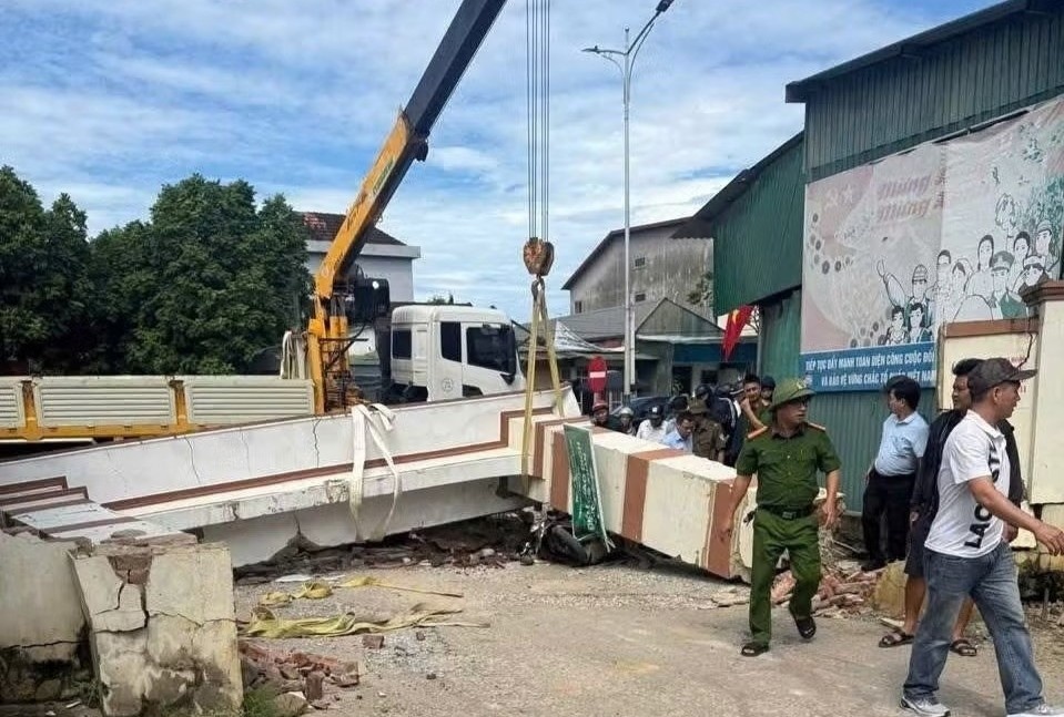 Xe cẩu va cổng làng, bé trai đứt lìa cánh tay