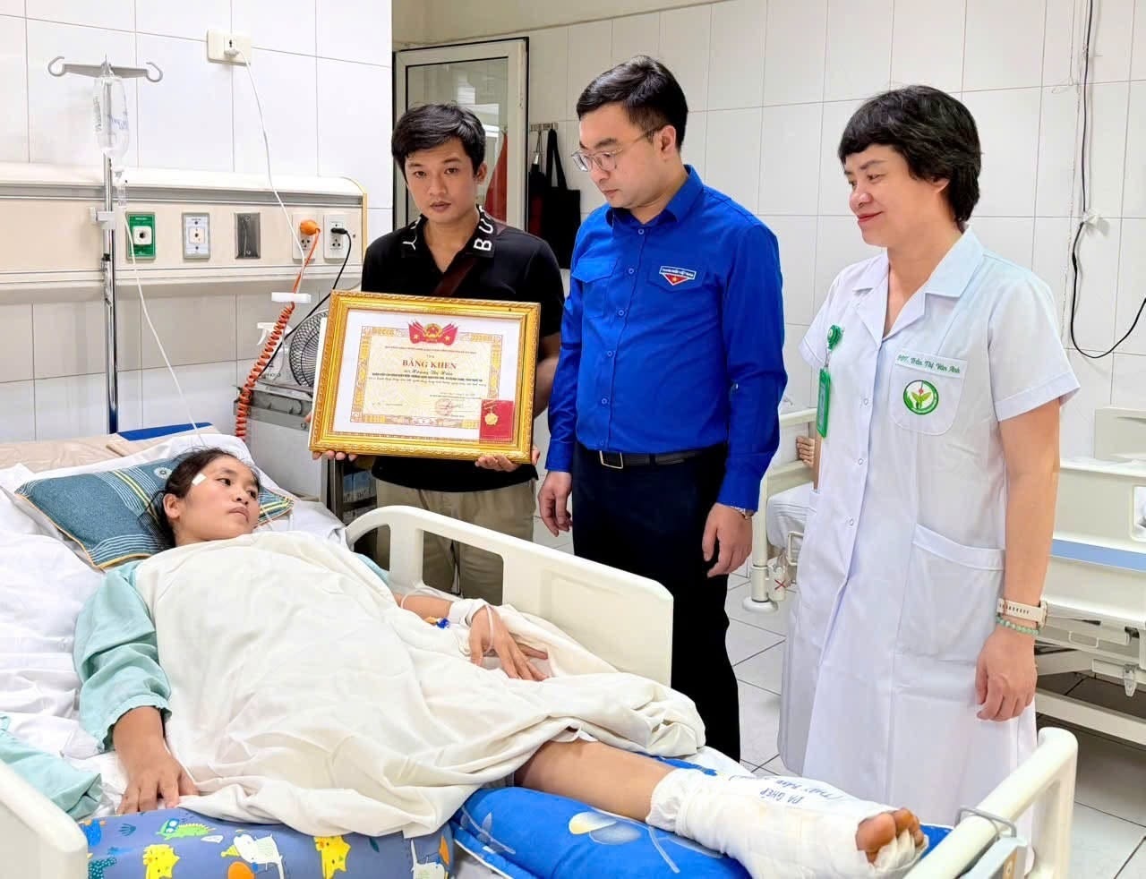 Cô giáo cứu học sinh được trao Huy hiệu 'Tuổi trẻ dũng cảm'