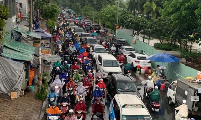 Mưa lớn, các cửa ngõ vào trung tâm TP.HCM ùn tắc kéo dài