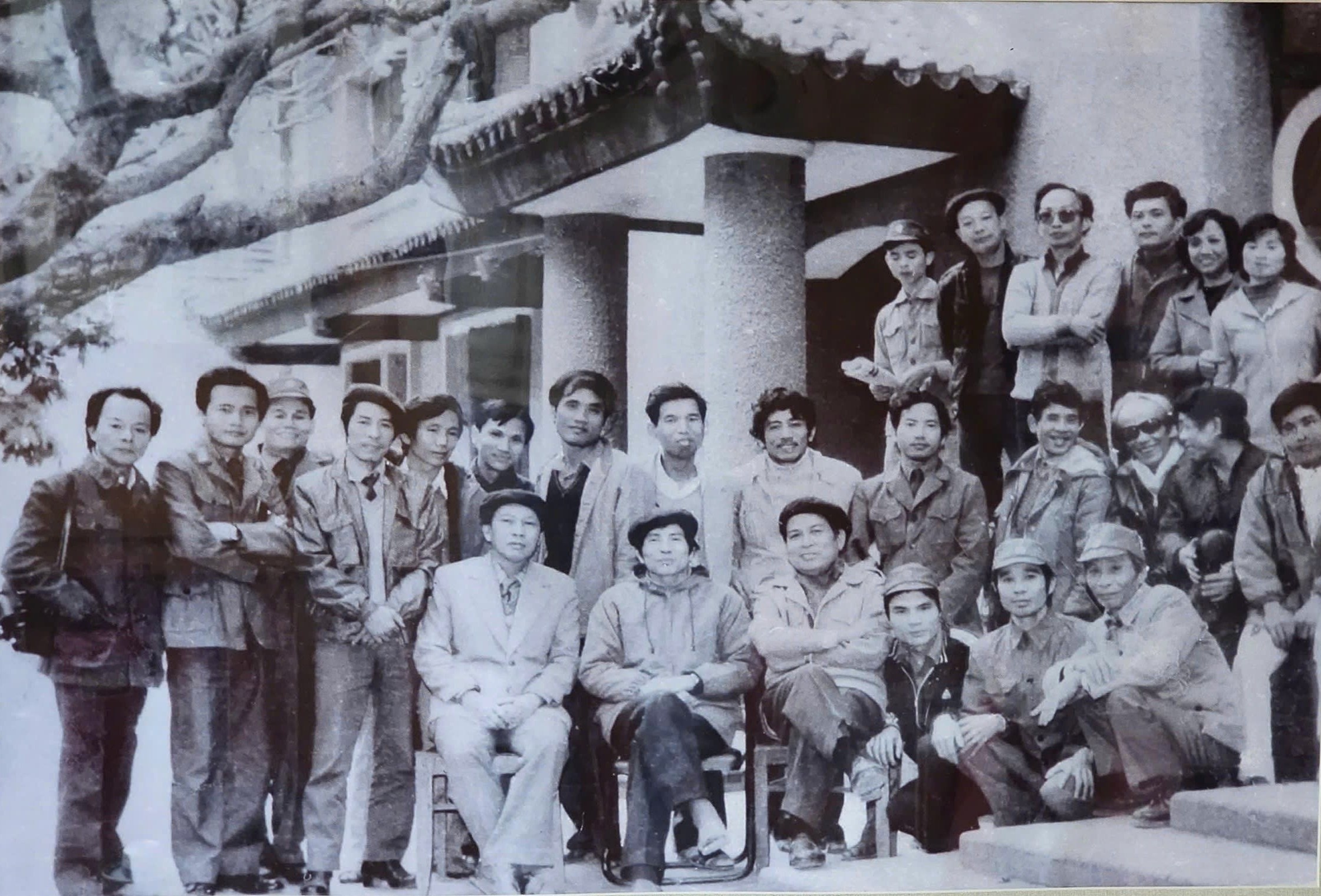 Nh&agrave; văn ảnh 3