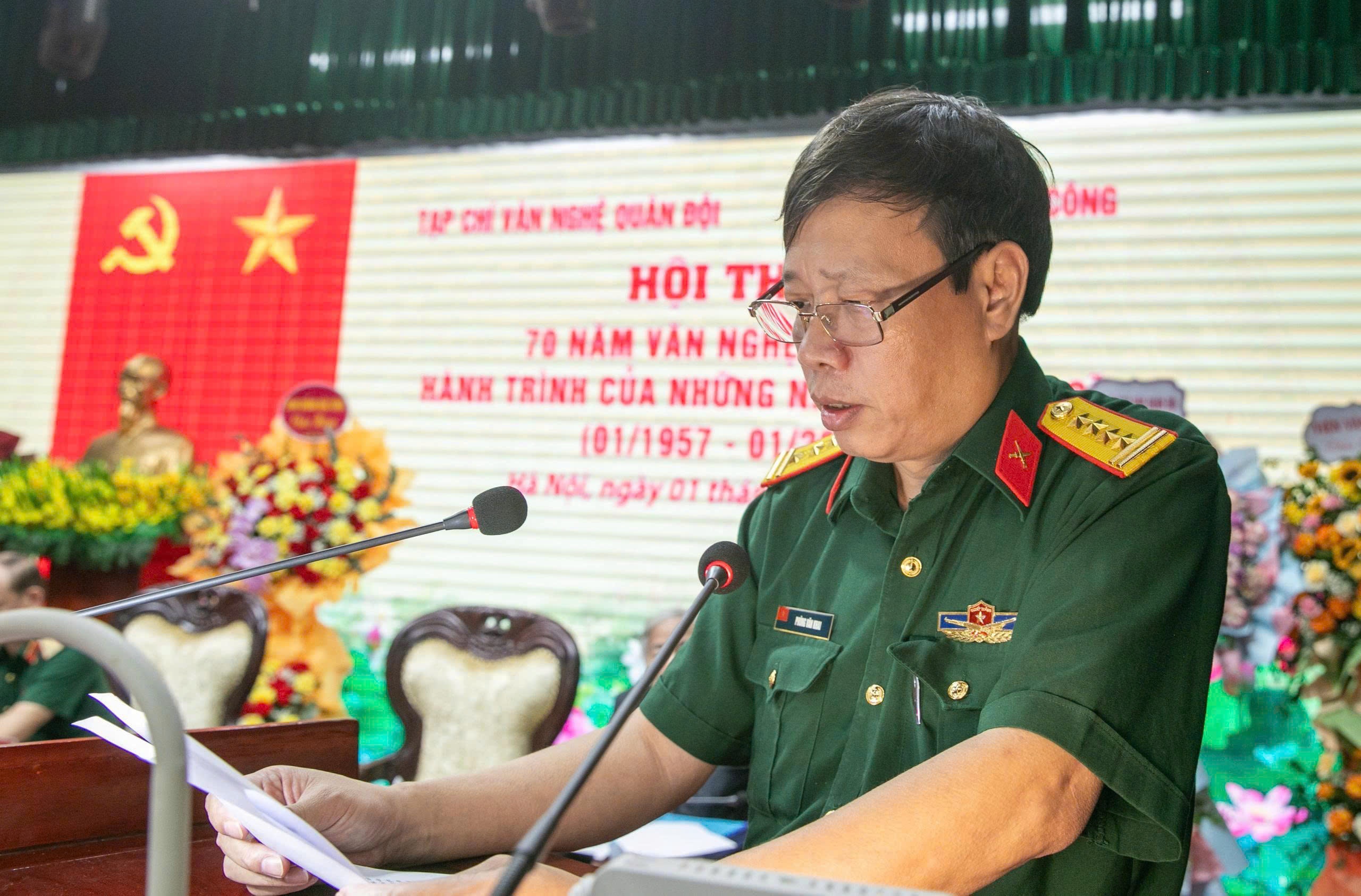 Nh&agrave; văn ảnh 2