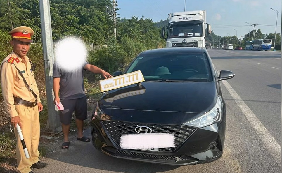 Chở 2 khách thu 120.000 đồng, đối mặt mức phạt 14 triệu