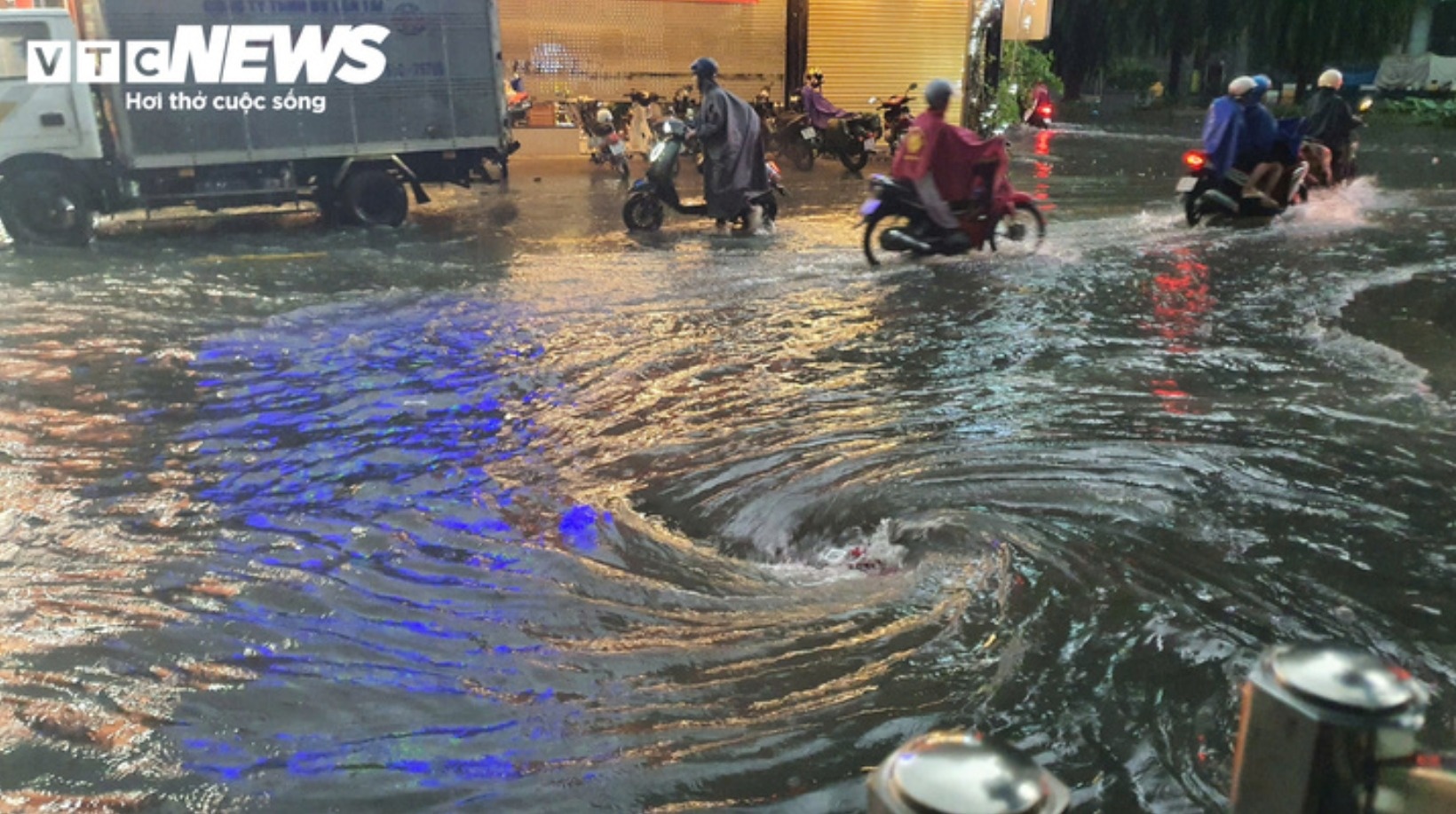 tp.hcm mưa ngập ảnh 3
