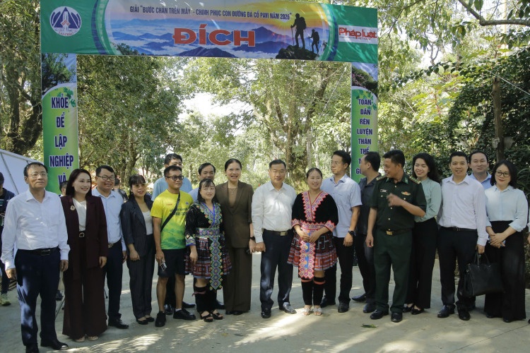 Bước chân trên mây ảnh 2