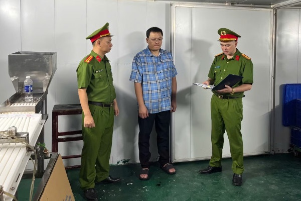 Khởi tố 4 bị can trong vụ sản xuất hàng triệu sản phẩm viên sủi giả
