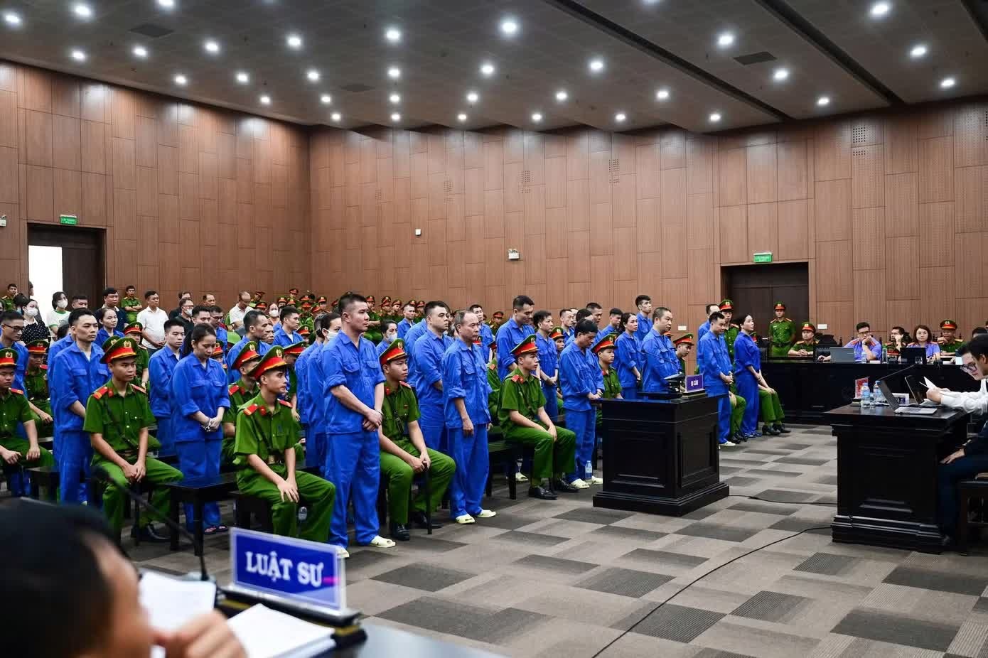 cựu Viện trưởng,  biến tội phạm,  th&agrave;nh người t&acirc;m thần ảnh 3