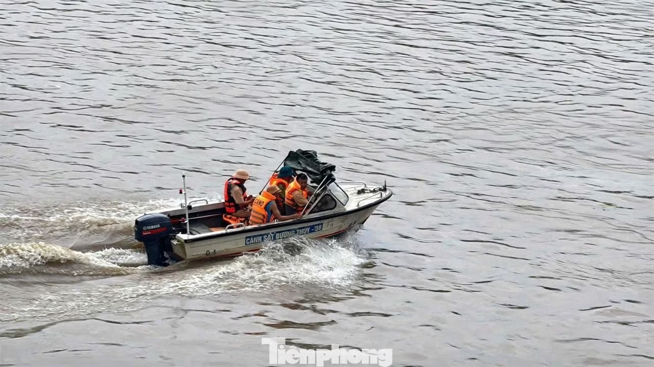 c&aacute;n bộ mất t&iacute;ch ảnh 2