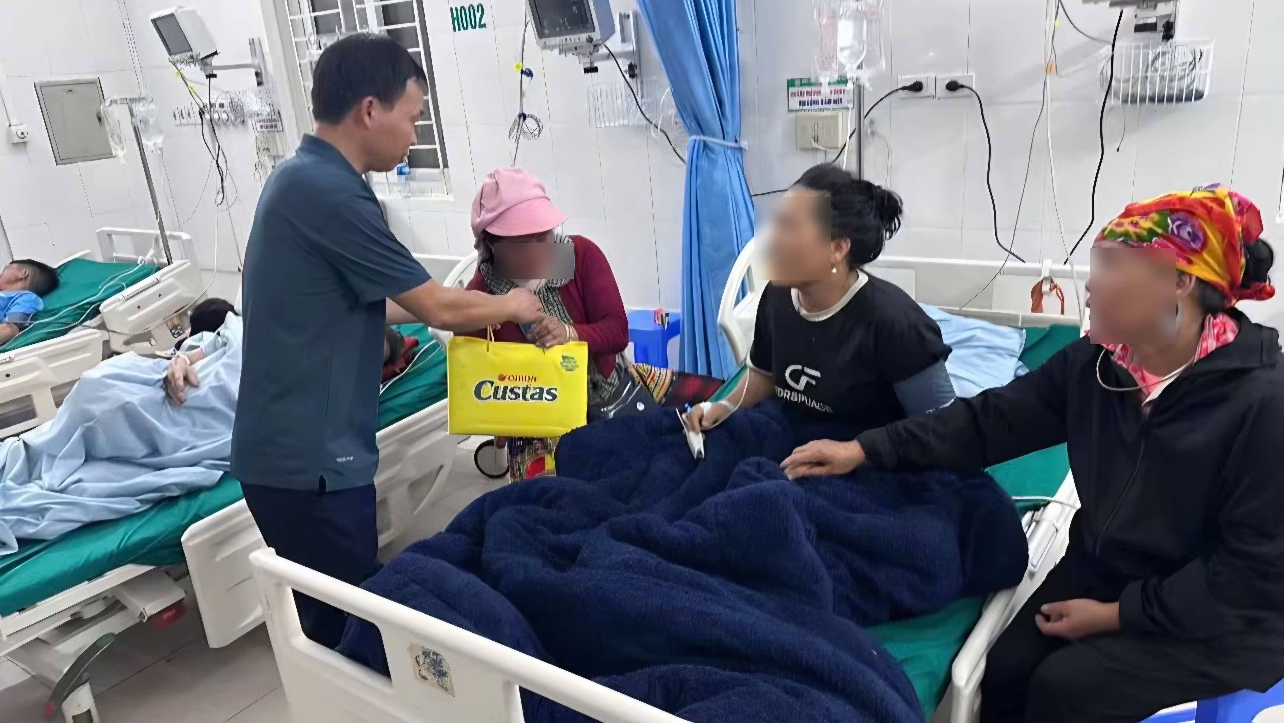 Đang trú mưa trong lều, 4 người bị sét đánh