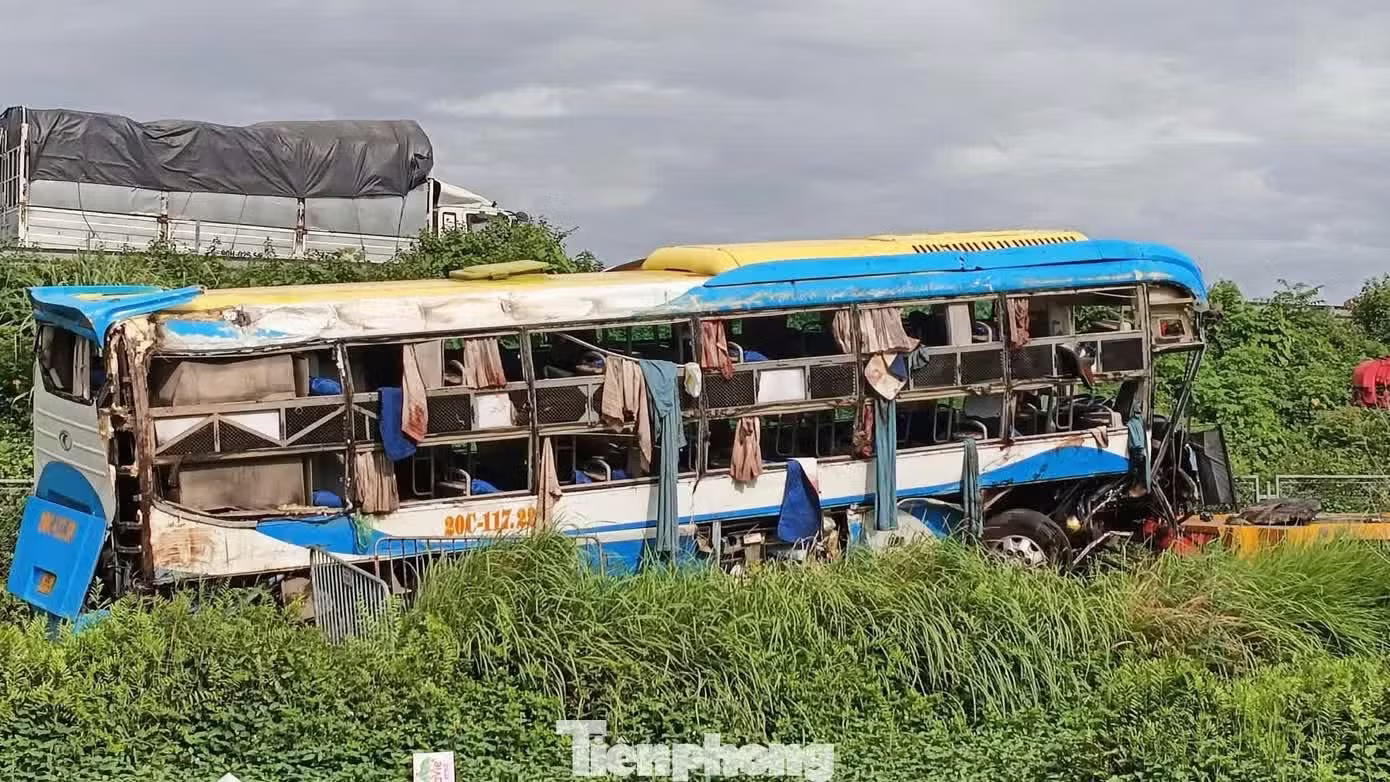 xe kh&aacute;ch ảnh 1