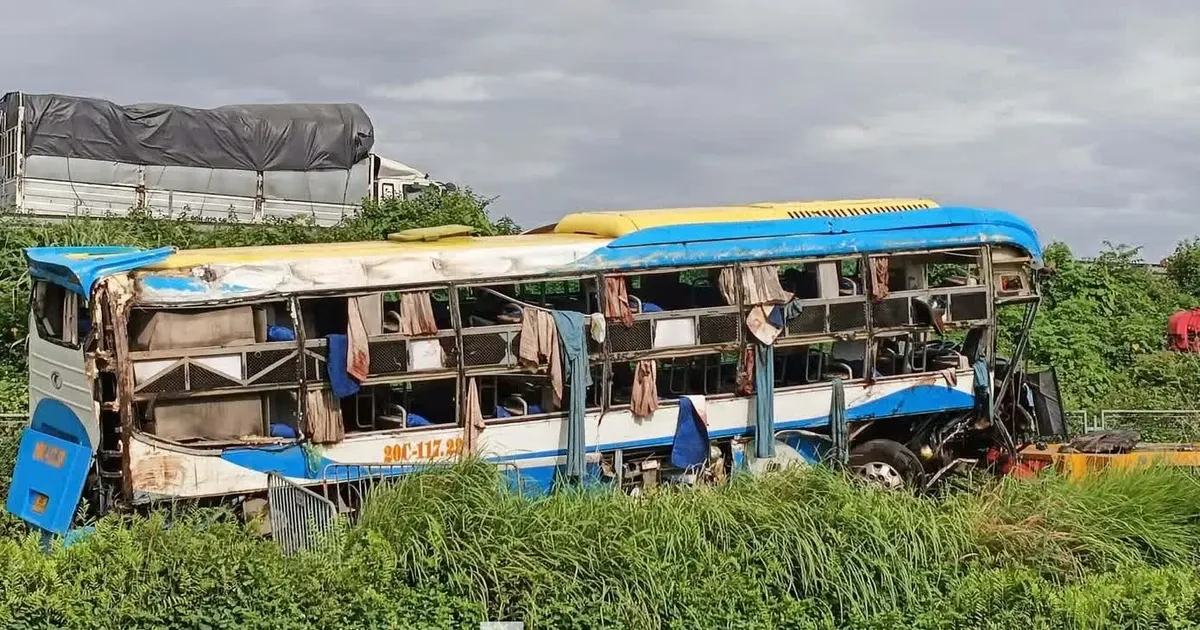 Thông tin mới vụ xe khách lao khỏi cao tốc Pháp Vân - Cầu Giẽ 4 người tử vong