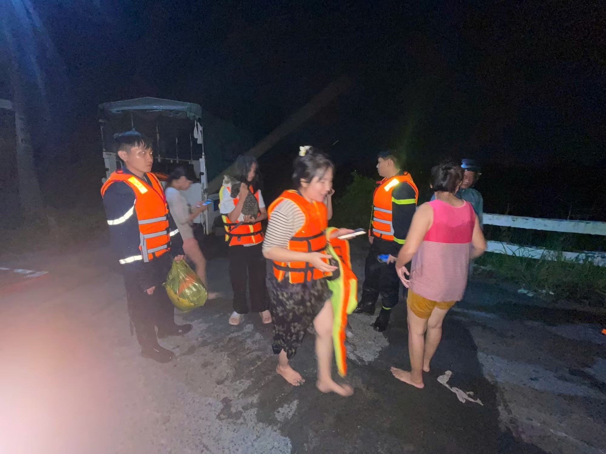 mắc kẹt giữa lũ ảnh 2