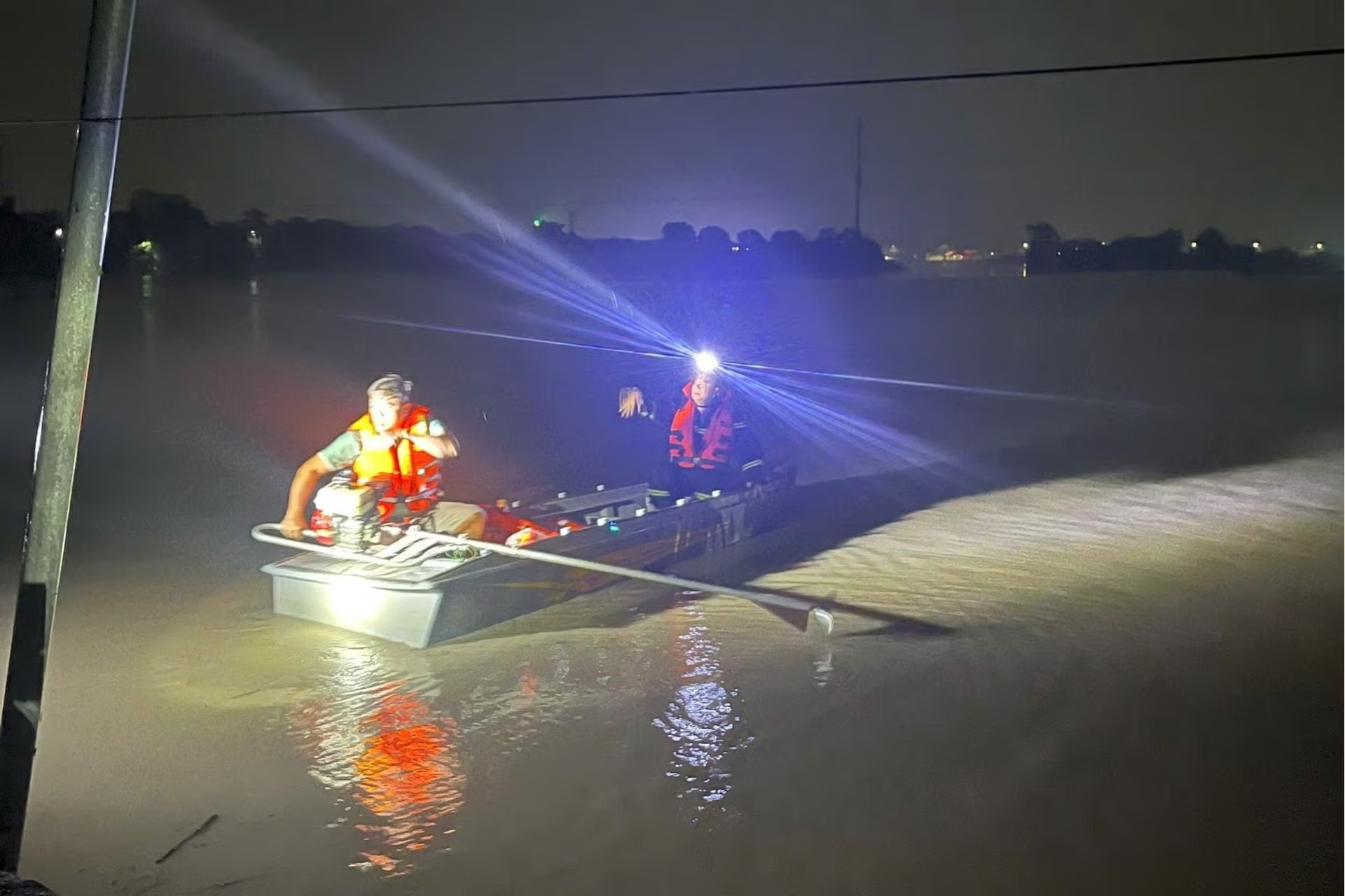 mắc kẹt giữa lũ ảnh 1