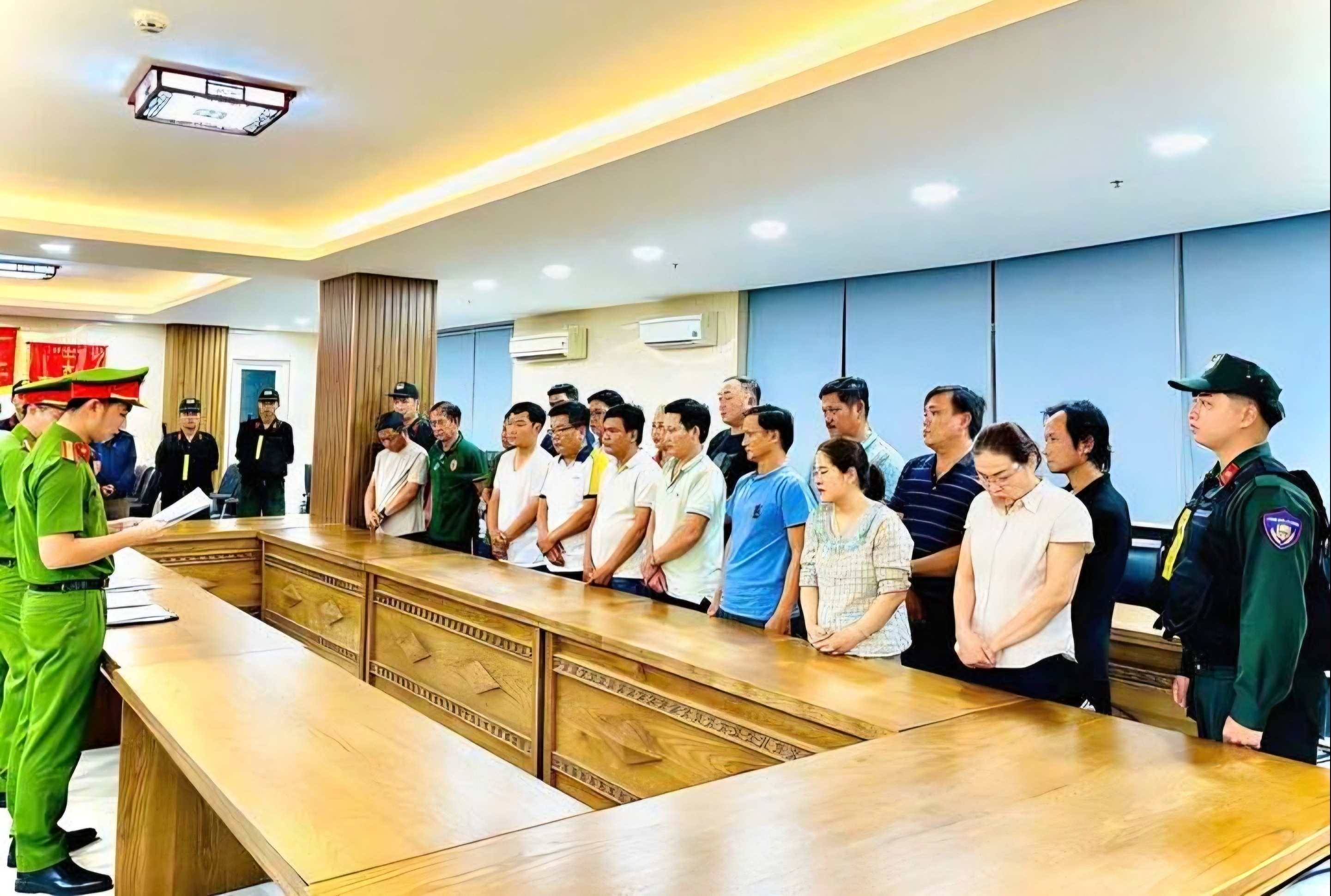 Nhận hàng tỷ để bỏ qua công trình trái phép, 7 cán bộ bị khai trừ Đảng