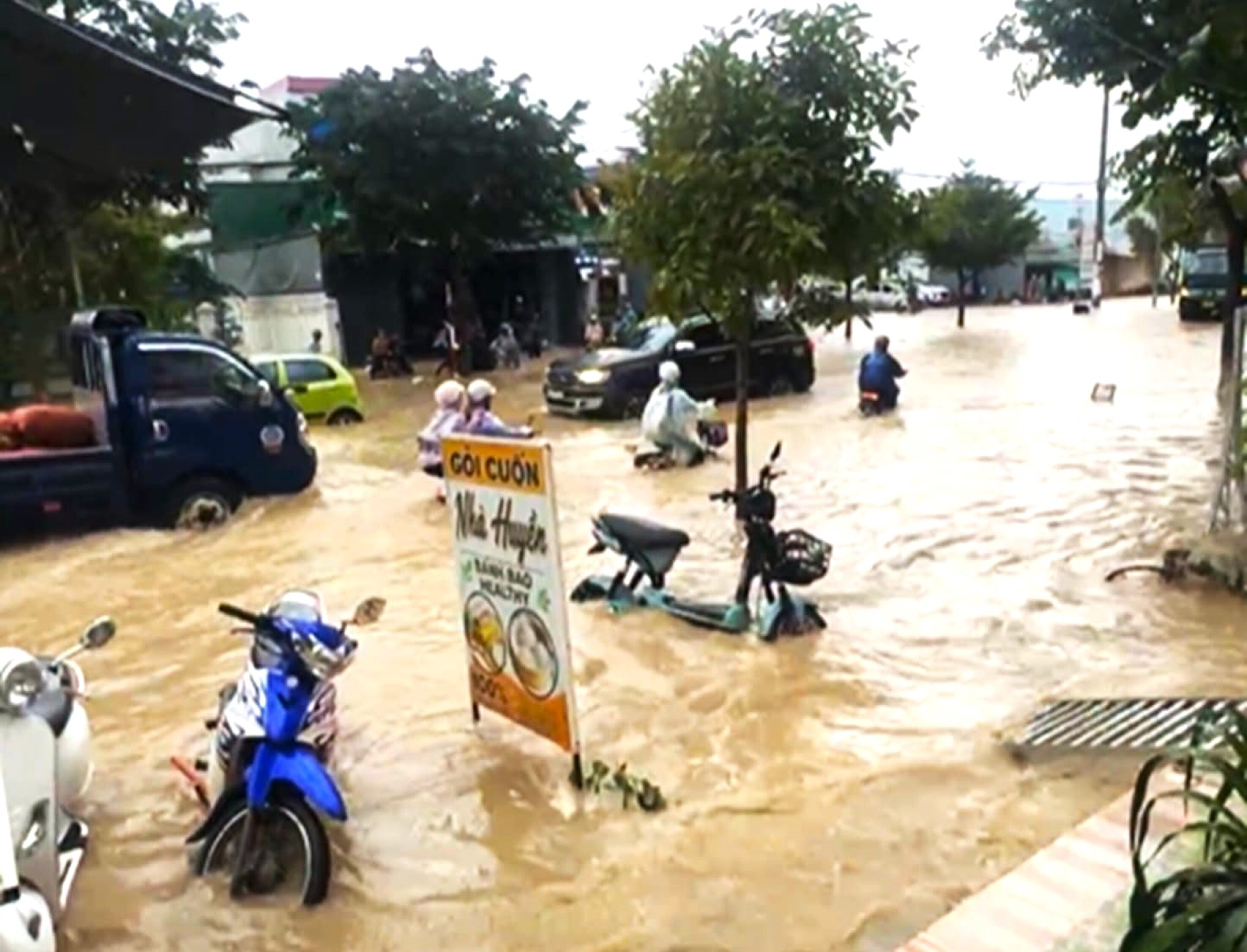mưa đ&aacute; ảnh 1