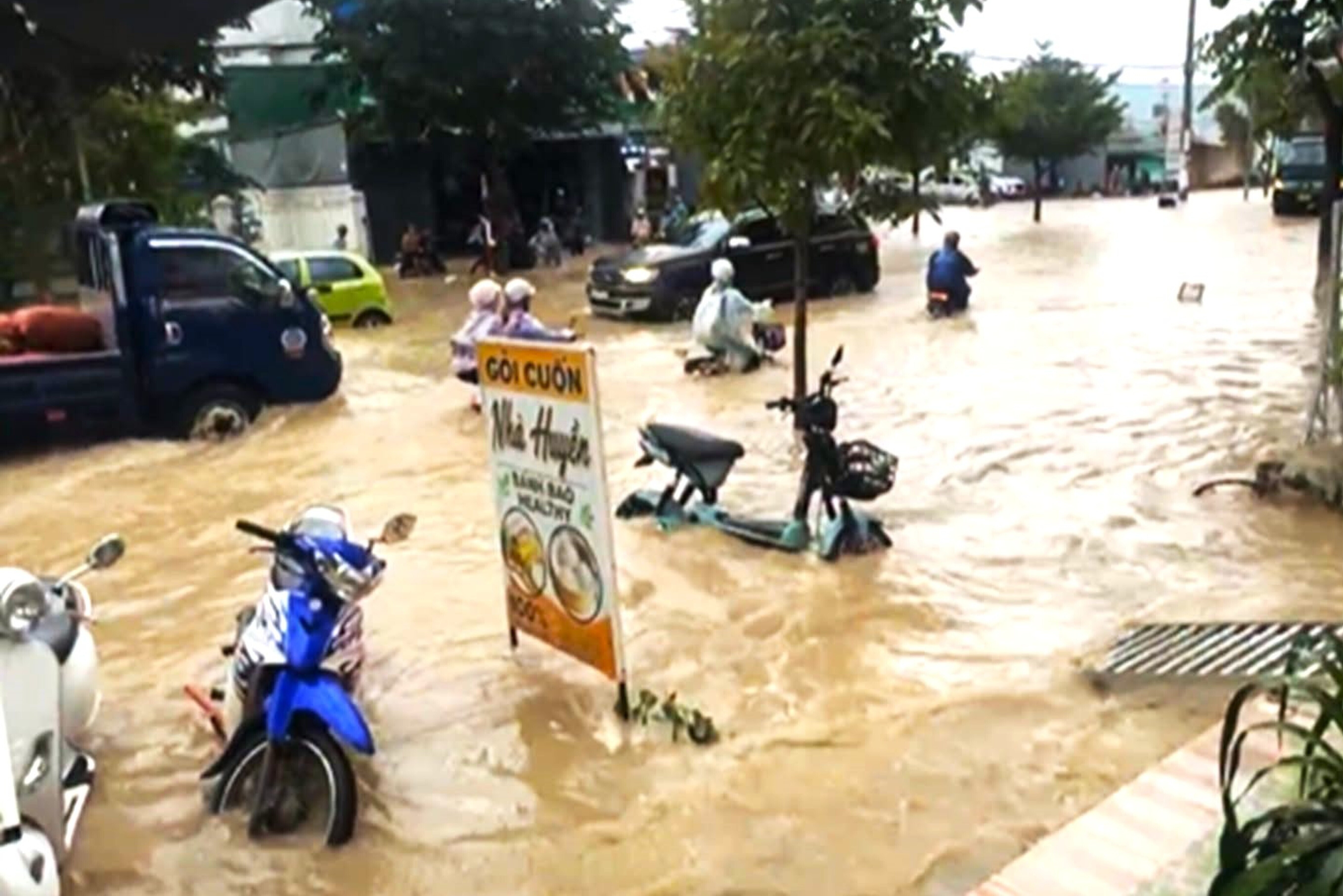 Mưa đá trút xuống thủ phủ rau Lâm Đồng
