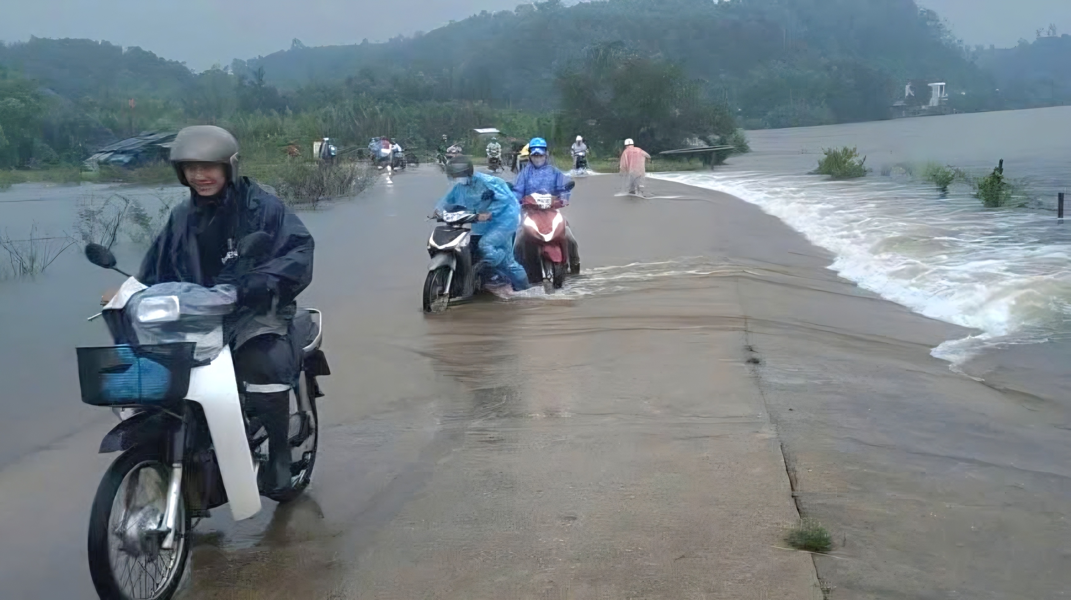 Mưa lớn kéo dài, nhiều khu dân cư ở Quảng Ngãi ngập cục bộ