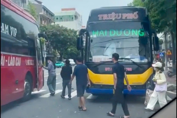 Dừng ngược chiều đón trả khách sai quy định, tài xế ở Lào Cai bị phạt