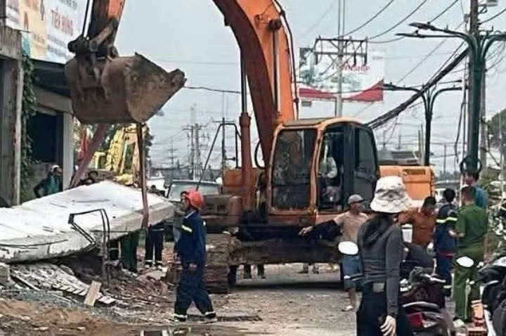 Sập ô văng bê tông khi sửa nhà, một người tử vong