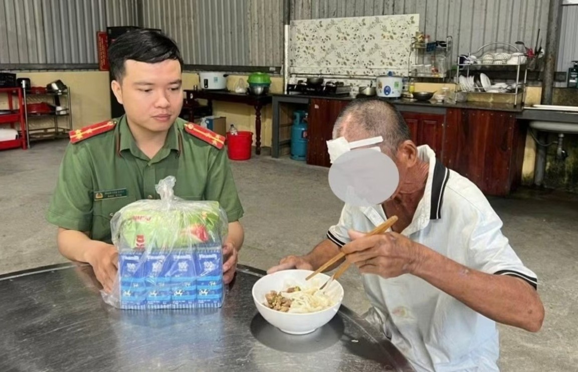 Người đàn ông đi lạc gần 800 km được công an hỗ trợ về nhà