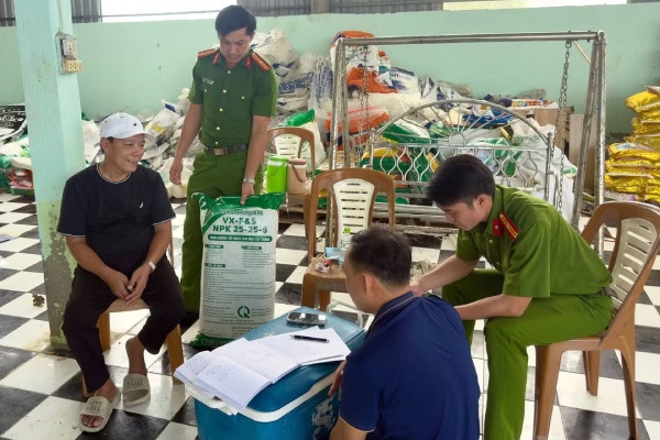 Khởi tố đối tượng sản xuất hàng chục tấn phân bón giả