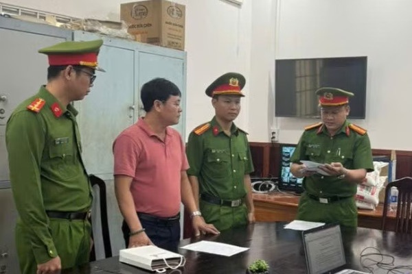 Bắt tạm giam cựu nhân viên ngân hàng lừa đảo hơn 70 tỷ đồng