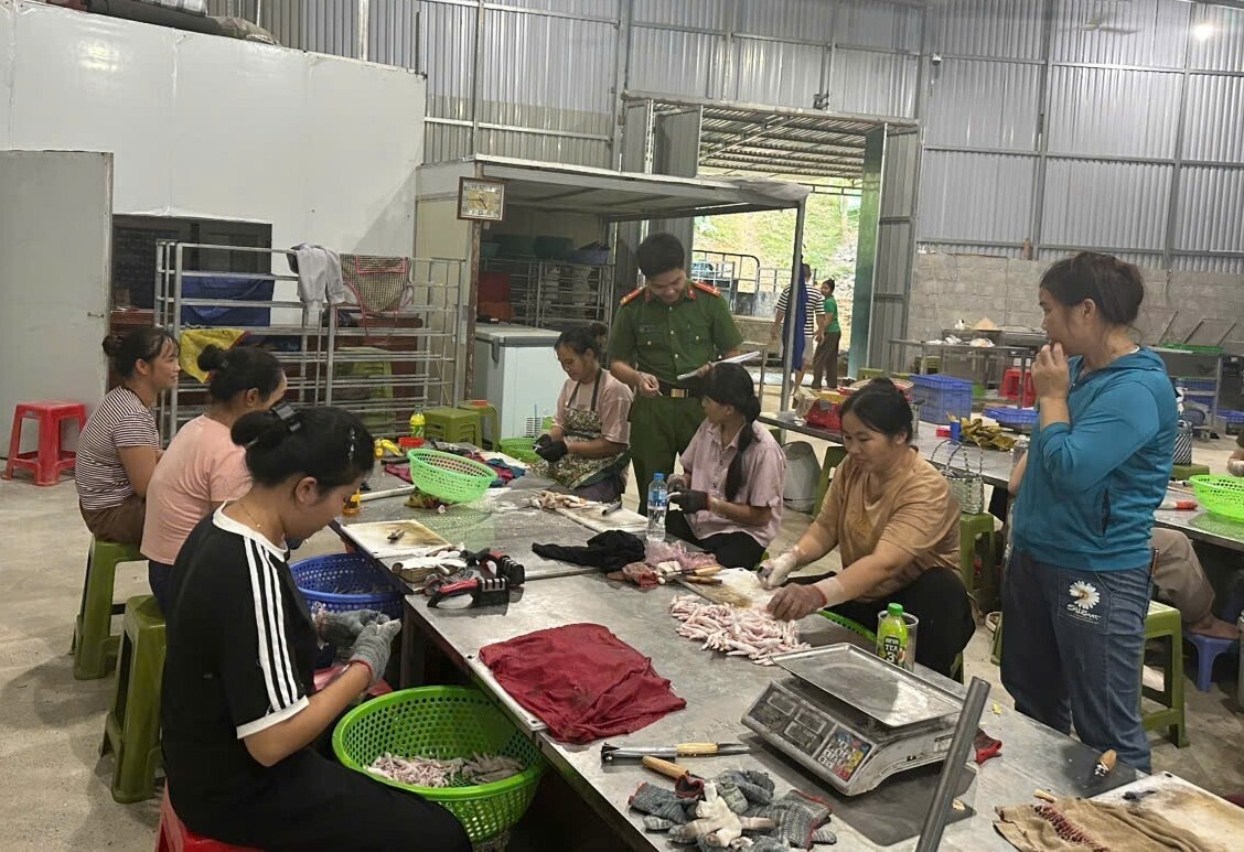 Lạng Sơn phát hiện hơn 5 tấn chân gà không rõ nguồn gốc