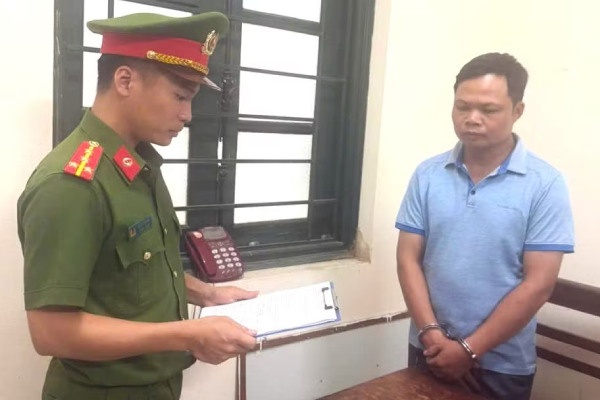 Bắt nhân viên kinh doanh thu tiền bán hàng của 37 đại lý rồi chiếm đoạt