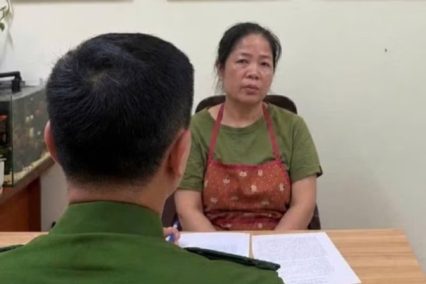 Khởi tố, bắt giam một phụ nữ có hành vi chửi bới, đổ chất thải chắn lối đi chung